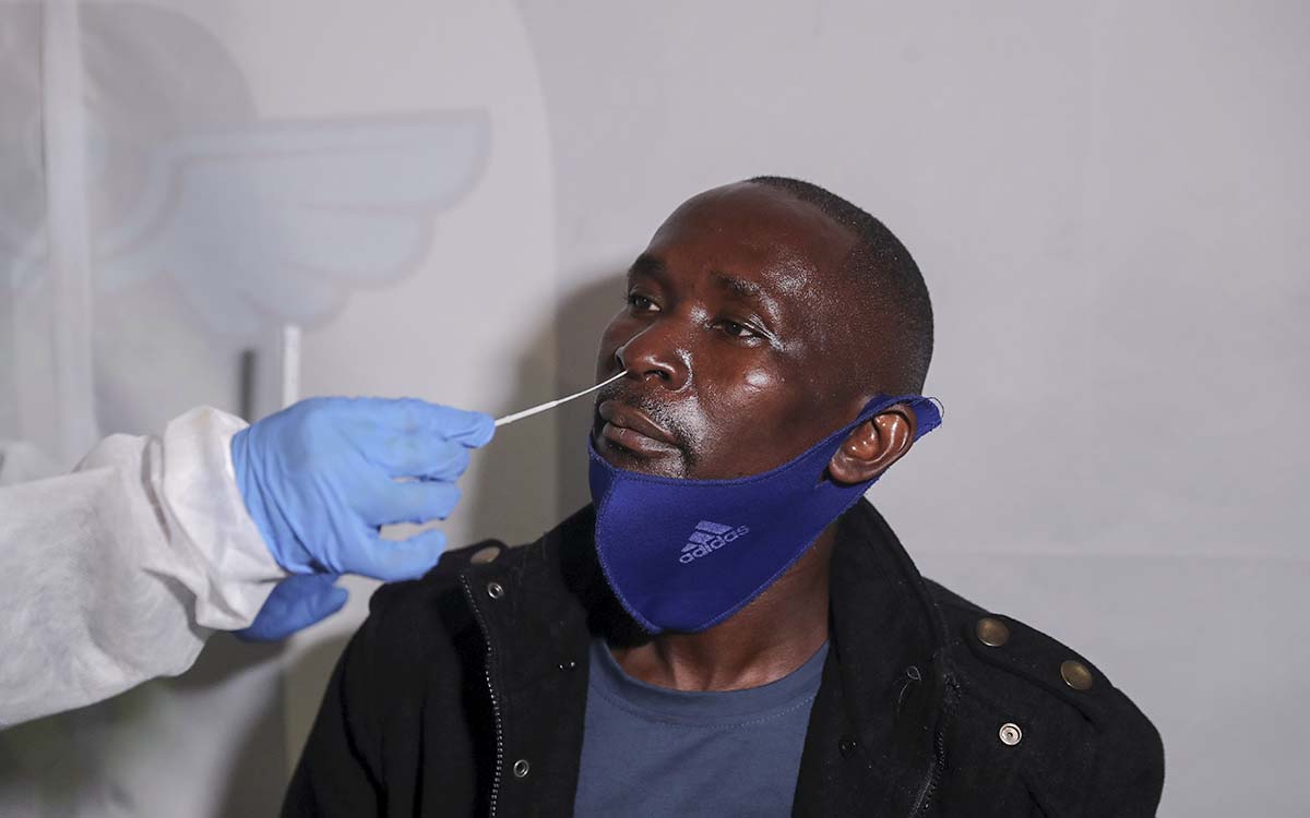 Sudáfrica ve un 'pánico innecesario' por la variante Omicron porque sus síntomas son 'muy débiles'