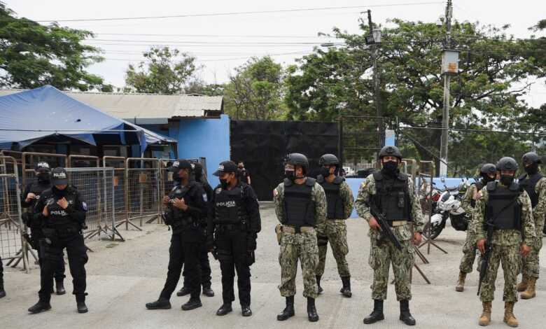 Suman 68 reos muertos por motín en cárcel de Ecuador