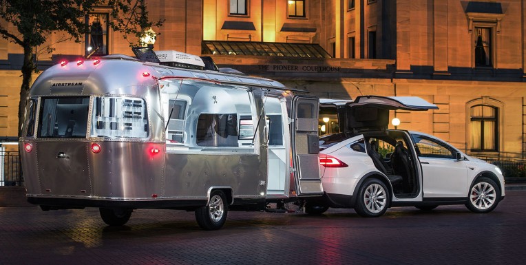 Tesla le ofrece su estudio de diseño con SUV modelo X que remolcan Airstreams