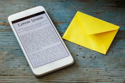 Una muestra del texto falso 'Lorem Ipsum' vista en un teléfono móvil