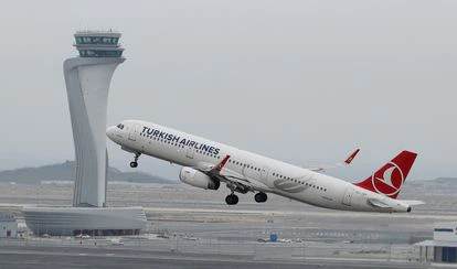 Un avión de Turkish Airlines despega de Estambul en una imagen de archivo.