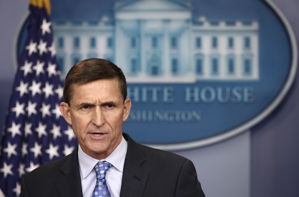 Twitter prohíbe al exasesor de Trump Michael Flynn y a otras figuras de QAnon