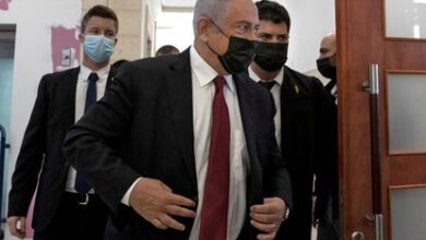 El exprimer ministro israelí, Benjamín Netanyahu, el lunes a su llegada al tribunal que le juzga por corrupción en Jerusalén.