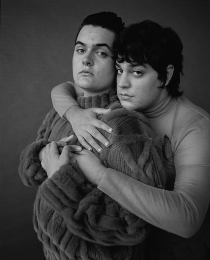 Gabriel Sánchez y Carlos González se hicieron amigos preparando juntos el papel de Bob Pop en la serie ‘Maricón perdido’. Aquí, los dos visten LOUIS VUITTON.