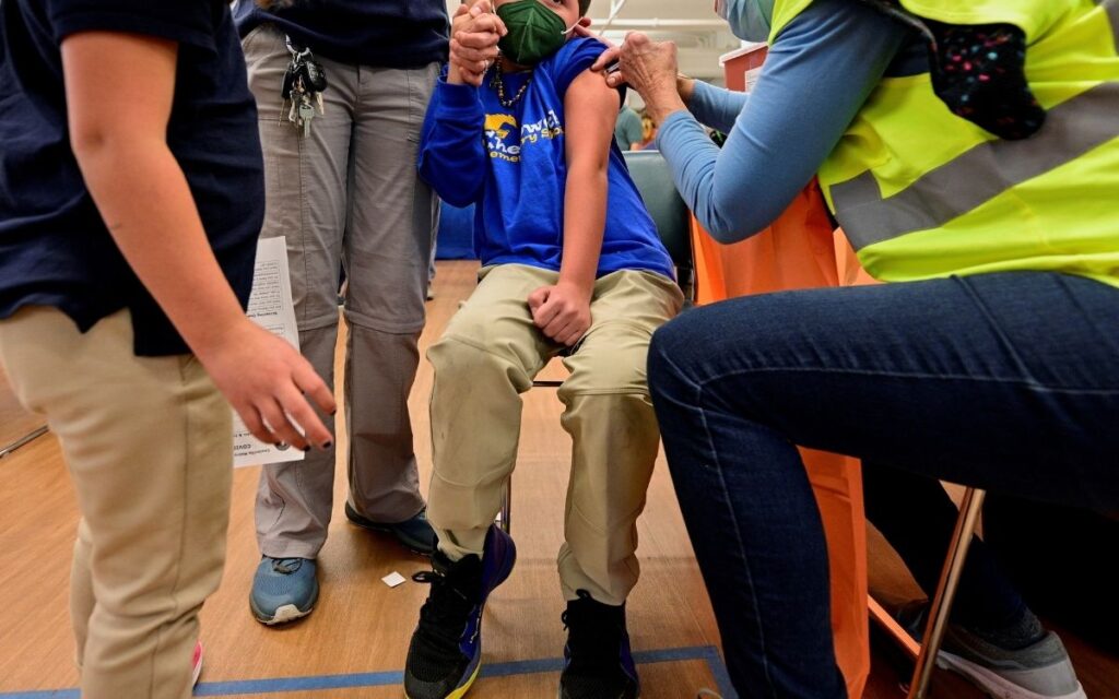 Vacuna contra Covid-19 dio protección completa a largo plazo en adolescentes: Pfizer