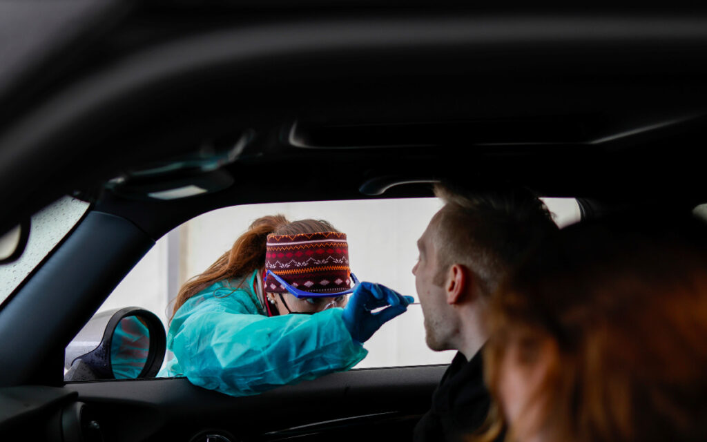 Variante Omicron del Covid-19 aparece en Alemania, Reino Unido e Italia