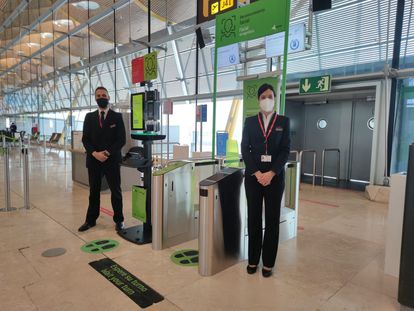 Acceso de embarque con reconocimiento biométrico en la Terminal 4.