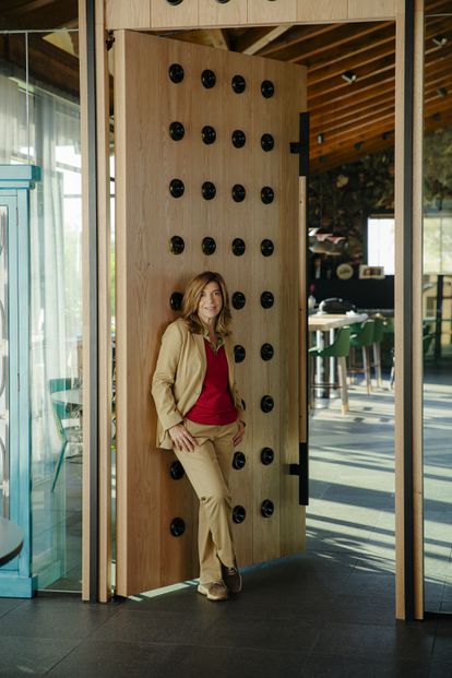 Xandra Falcó, en las Bodegas Sierra Cantabria, donde colabora con los hermanos Eguren.