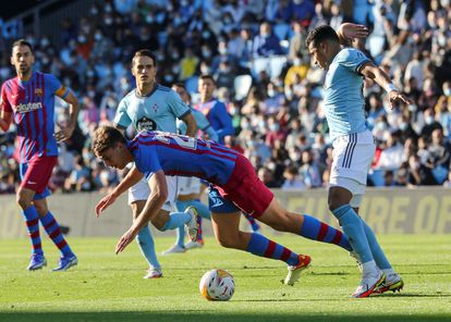 Nico cae ante Renato Tapia en el último duelo del Barcelona ante el Celta.