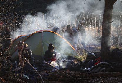 Una mujer da un biberón a su bebé en el campamento de migrantes en la frontera bielorrusa con Polonia, este miércoles.