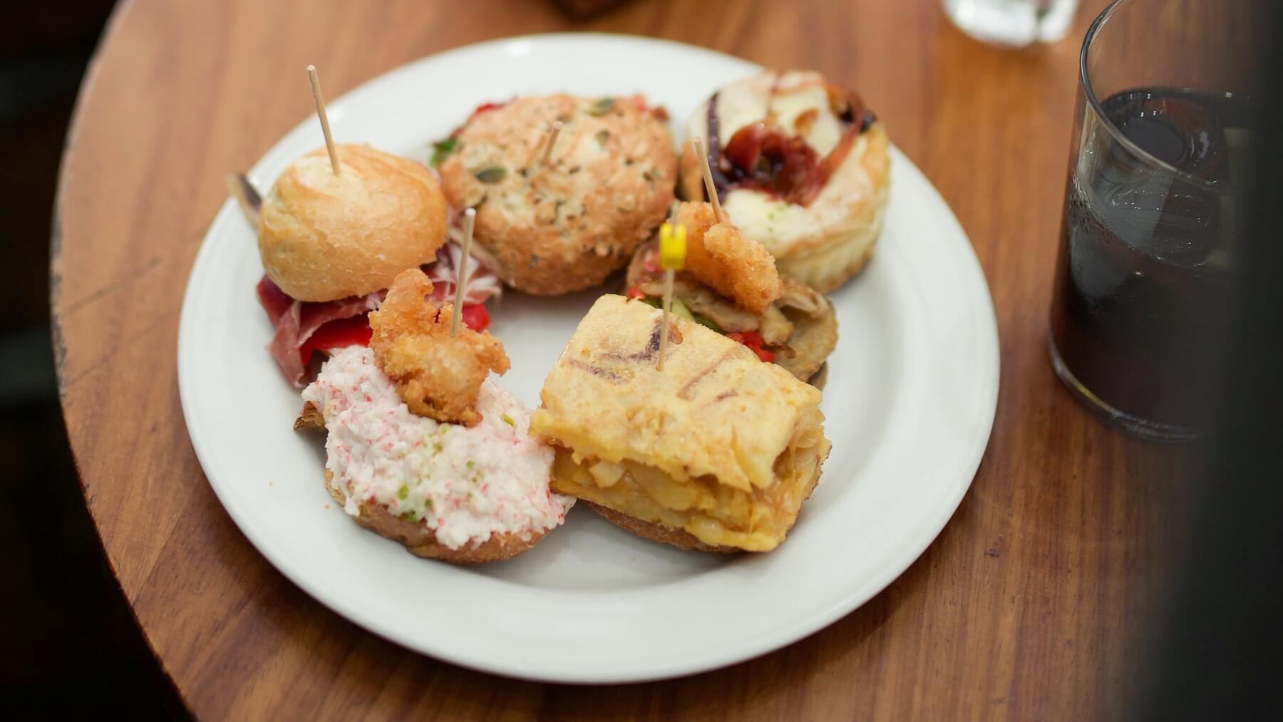 ¿Qué significa ir de tapas en España?