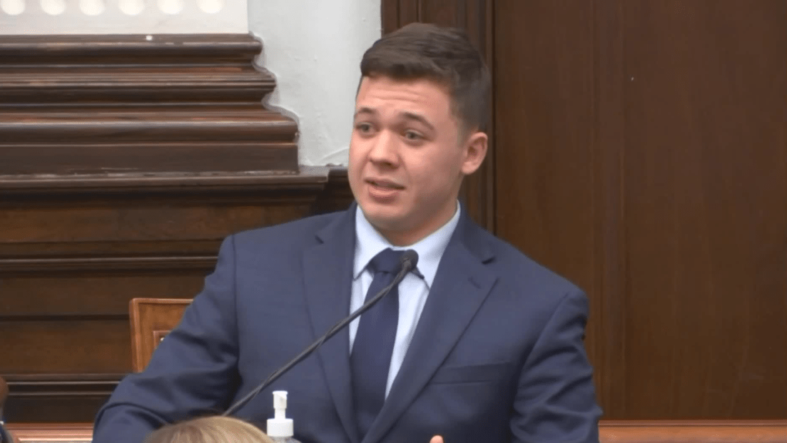 ¿qué cargos enfrenta por la muerte de manifestantes en Kenosha?