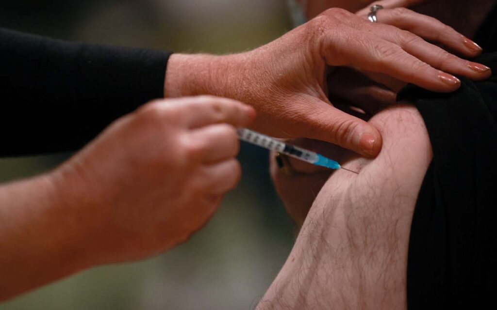 ¿Planeas combinar vacunas Covid-19 para refuerzo? OMS publica una guía provisional