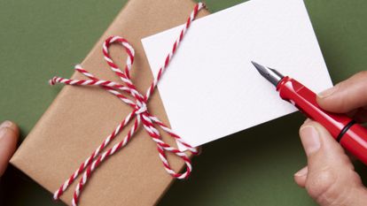 ¿Aún sin ideas para la fiesta del amigo invisible? Echa un vistazo a 20 productos por menos de 15 euros que te sorprenderán.