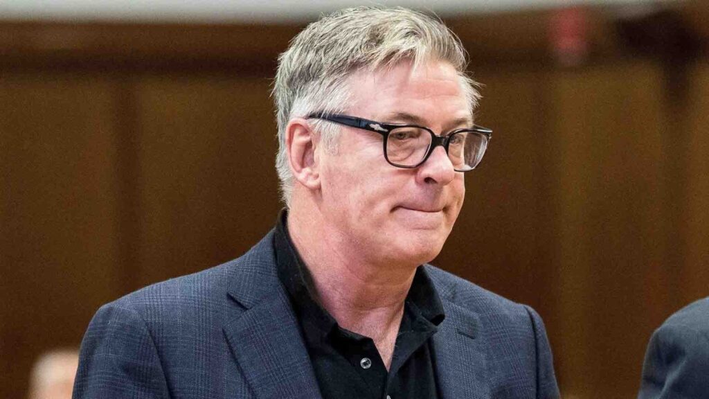 La policía busca el origen del arma usada en película de Alec Baldwin; registran negocio