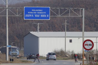 Carretera bautizada con el nombre de Joseph R. 'Beau' Biden III, cerca de la base militar Camp Bondsteel, en el pueblo kosovar de Sojevo, en noviembre de 2020.