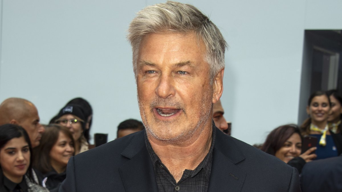 Alec Baldwin dice que “nunca” apretó el gatillo de la pistola que mató a directora de fotografía