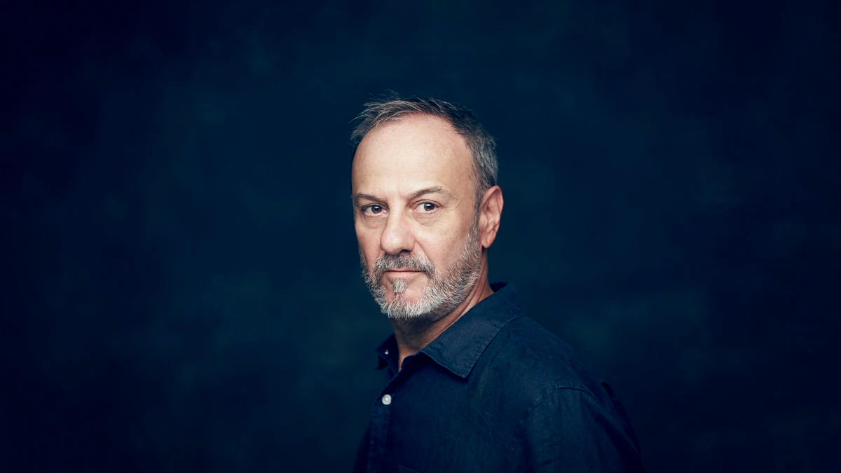 Edgardo Dobry: “Lo que te hace llorar en la vida te puede hacer reír en un poema”