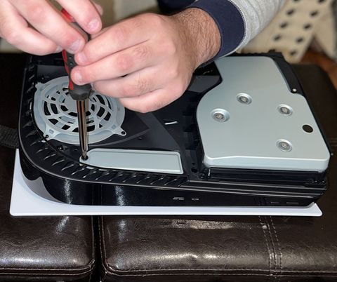 Extracción de la cubierta SSD de PS5. quitar la cubierta del ssd ps5