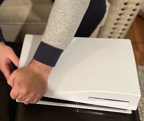 Extracción de la placa de PS5 quitando la placa ps5