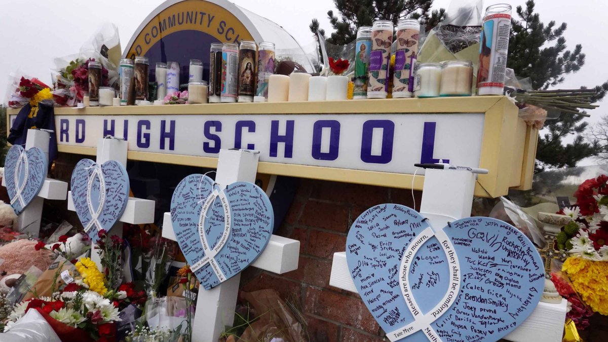 acusan a padres de presunto autor de tiroteo escolar