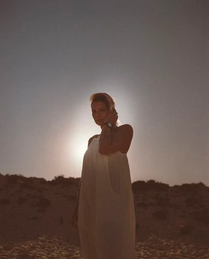 Maya Gabeira, con un reloj Tag Heuer, firma con la que colabora.