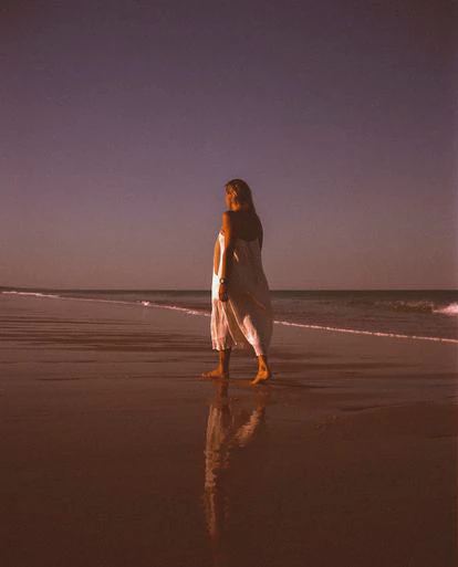 La surfista pasa el invierno en Nazaré, localidad célebre por darse allí algunas de las olas más grandes del mundo.