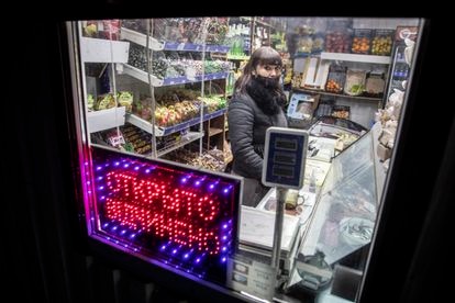 Ekaterina Shulginá, en su tienda de alimentación, en la región del Donbás.