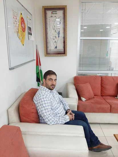 Ubai Aboudi, subdirector de la ONG palestina Bisan Center, cuyo teléfono fue intervenido con el sistema de espionaje Pegasus, el 25 de noviembre en la sede de su organización en Ramala (Cisjordania).