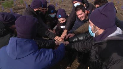 En una jornada festiva, los voluntarios participaron recientemente en la reforestación de cuatro hectáreas calcinadas por el fuego en Castrocontrigo, donde han plantado 2.000 árboles y arbustos.