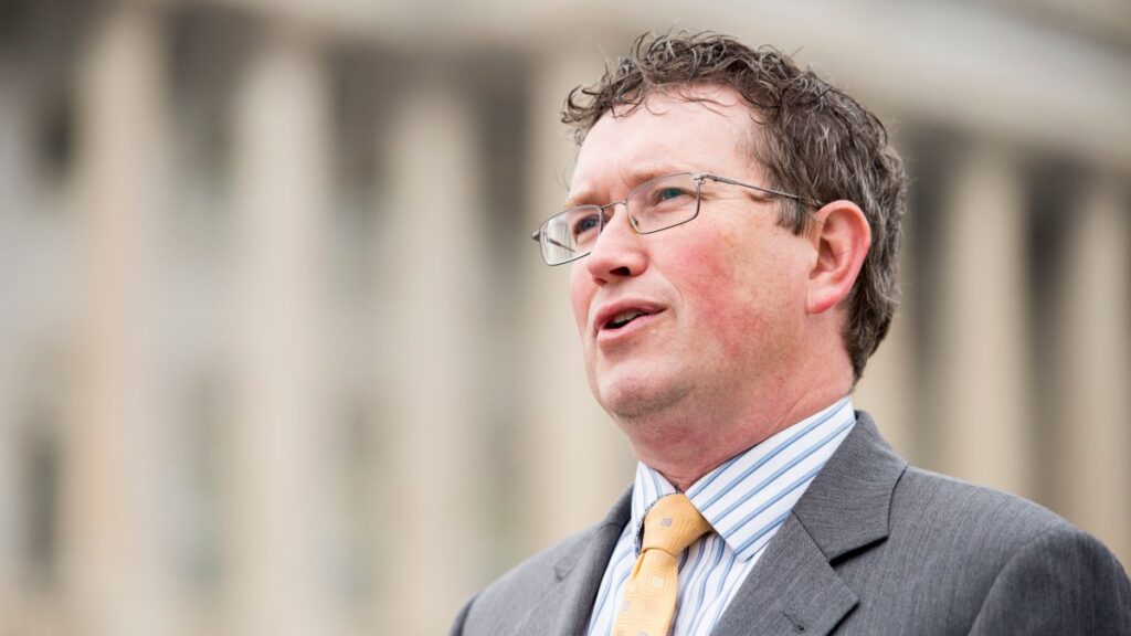 Congresista republicano publica foto familiar de Navidad con armas de fuego