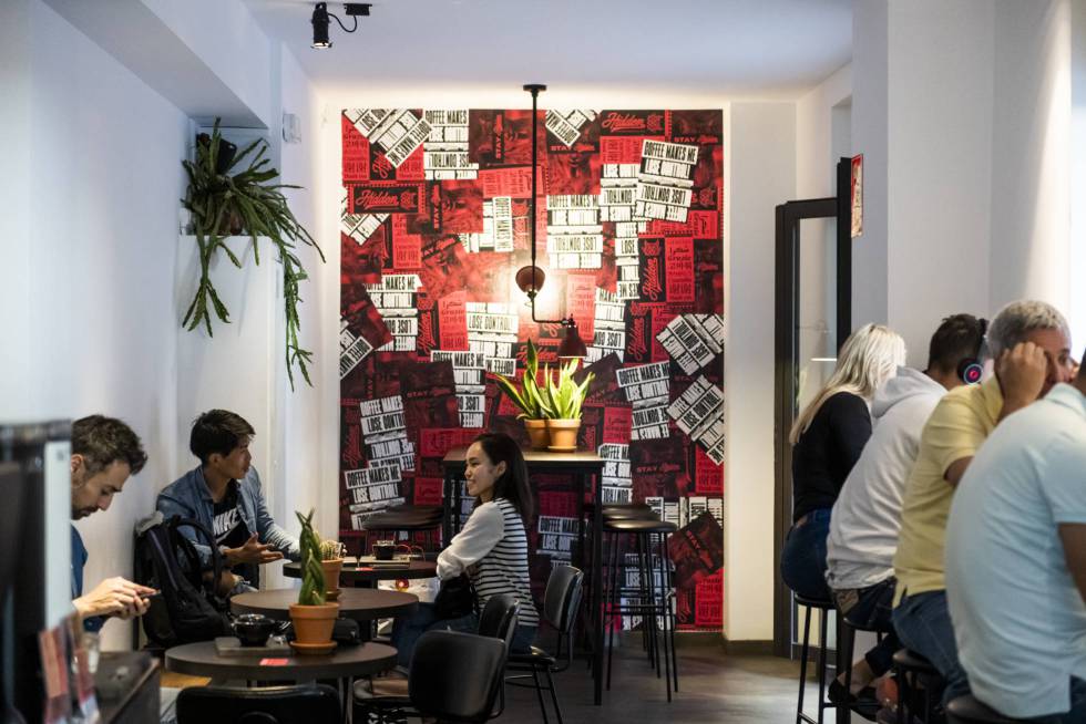 Interior de la cafetería Hidden Coffee Roasters.