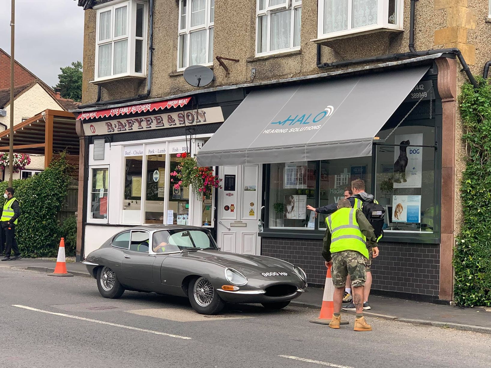 0 Rowan Atkinson filmando Man vs Bee en Bovingdon 5