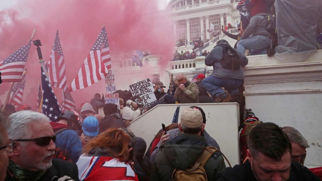 Cargo penales para mujer de California por asalto al Capitolio