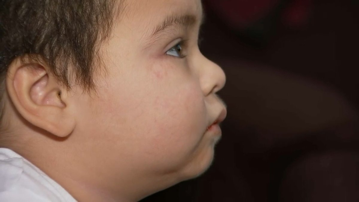 regresa a casa tras haber sido arrollado con su madre el niñito Armani Negrón