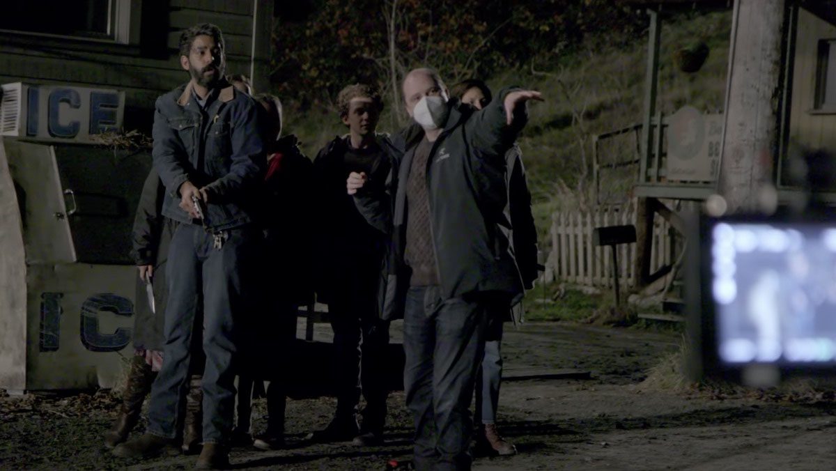 la caída de la casa de ujier netflix mike flanagan en la misa de medianoche del set