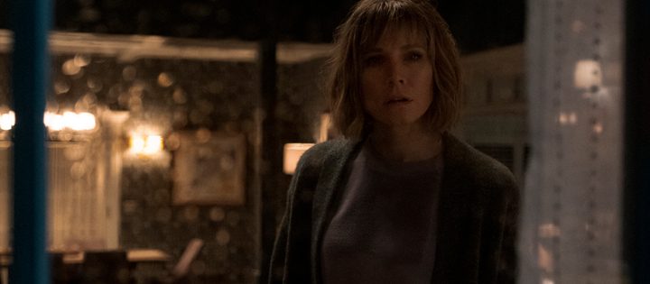 La mujer de la casa al otro lado de la calle de la chica de la ventana