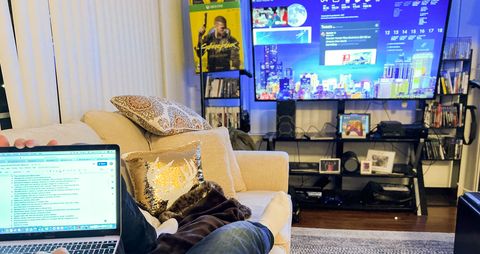 sentado en el sofá con tv en el tablero