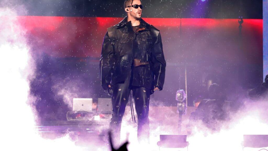 Tras atropellado inicio, Bad Bunny se luce en su concierto en Puerto Rico