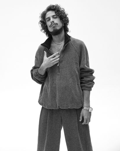 El cantante Kiki Morente viste EMPORIO ARMANI y lleva un reloj Pasha de CARTIER.