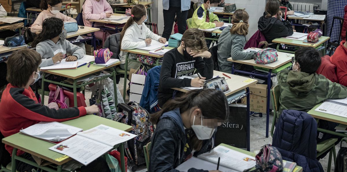 Vacunar de la covid en el colegio: docentes y familias denuncian que el sistema puede estigmatizar a los niños
