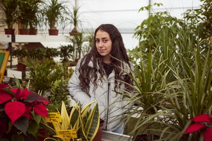 “Tenía el pensamiento de que no valía nada. Me criaron así”, afirma Sonia García, de 23 años, que aterrizó en la fundación con 16. Destaca que durante su estancia nadie la juzgó y siempre encontró comprensión. “No tienes miedo a preguntar cuánto es dos más dos. Te apoyan y creen en ti, como una familia. Para mí los profesores que he tenido son eso ahora”, explica.