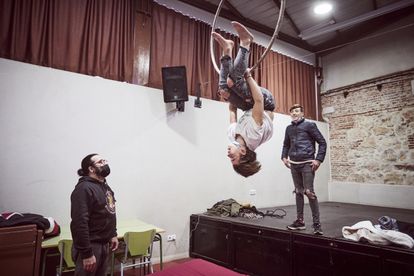 Varios chicos en clase de circo, una de las actividades de tiempo libre de la fundación, que también posee una escuela de cine y una escuela viajera que organiza intercambios culturales. El año pasado dos alemanes y una italiana pasaron una temporada en Salamanca dentro del programa Erasmus+. Por su parte, Daniel, Janet y Sonia han visitado Londres, Marruecos, Italia, Rumanía o Grecia.
