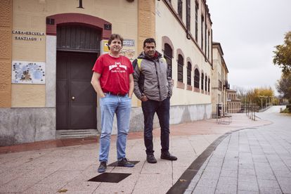 Cuenta Jesús Garrote (derecha) que siempre se le dio bien lidiar con casos complicados. Cree en una escuela liberadora, contraria al fracaso escolar y en búsqueda permanente de soluciones. Padre de tres hijas, afirma que aquí ha encontrado su lugar: “Cerraré este voluntariado cuando me deje de doler la felicidad”. A su lado, Jesús Razquin sostiene que faltan oportunidades, no talento. “Todos estos chicos tienen capacidad. Más que otros que han triunfado. Pero insistimos en culpabilizarles”.