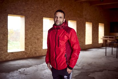 Cerca del 25% de los educadores de la fundación -entre los que hay ingenieros, biólogos, matemáticos o sociólogos- son chicos como el marroquí Ali Boujerfaoui, de 32 años, que tras crecer aquí han vuelto para desempeñar un papel didáctico. Ali llegó a España con 17 años. Atravesó el Sáhara y se echó al mar en una patera. Recaló en la fundación en 2006. “Aprendí a leer y escribir y estudié una Formación Profesional superior”, explica. Ahora cursa la carrera de Educación Social y ejerce de educador y guía en Chamberí, la casa donde se alojan los inmigrantes.