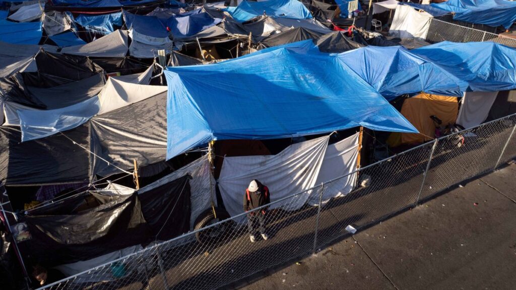 Gobierno de Biden sufre otro revés por programa “Permanecer en México”