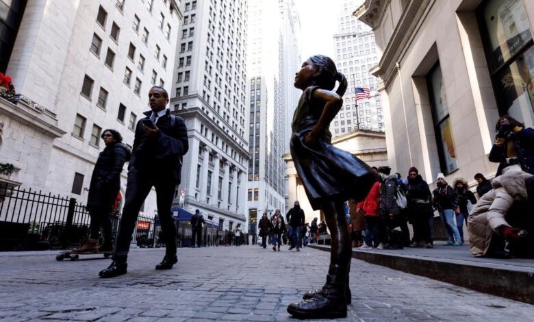 La “Niña sin miedo” se quedará más tiempo en Nueva York