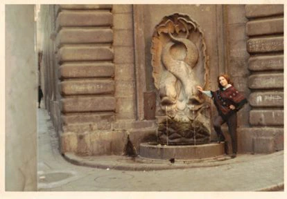 Mada Carreño participó como joven periodista en el frente republicano y al estallar la Guerra Civil participa activamente como periodista para ABC, Mundo Obrero y Verdad.