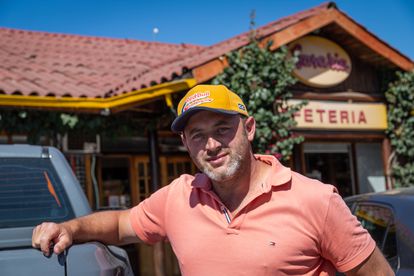 El transportista Álvaro Reyes, de 40 años, fuera del Bavaria oriente, Paine.