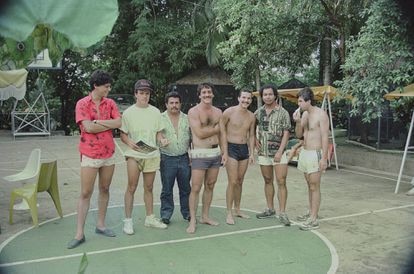 Primer anillo de lugartenientes de Pablo en la Hacienda Nápoles, año 1987. De izquierda a derecha: NN; Jhon Jairo Velásquez, 'Popeye';  NN; José Luis Gaviria, hermano de su socio Gustavo Gaviria; Carlos Mario Alzate Urquijo, 'El Arete'; Jorge Elí Pabón, 'El Negro Pabón'; y, Otoniel González, 'Otto'.